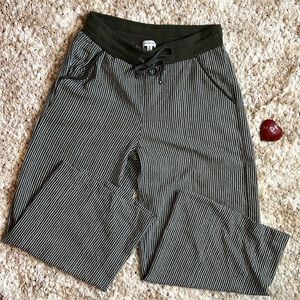 Max Studio Cropped Wide Leg Pants, Size Medium, Green Dotted Pattern,Lightweight